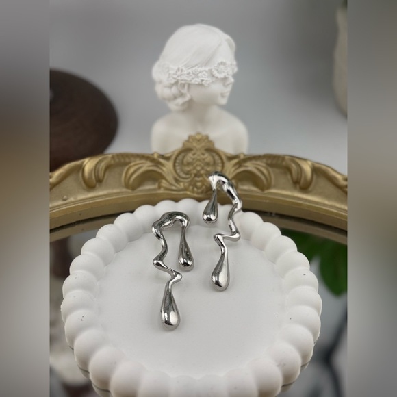 Modern Abstract Silver Drop Earrings – Statement Sculptural Design - Picture 3 of 10